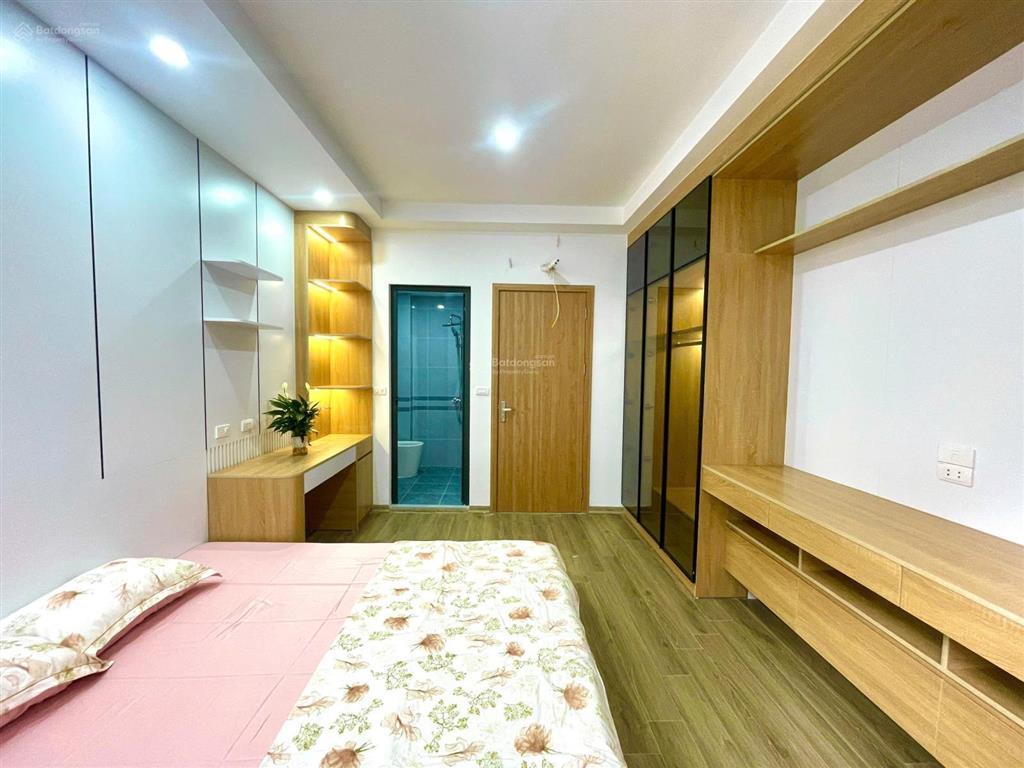 Hiếm! nhà sát phố cực đẹp 38m2x6t full nội thất, thang máy, có sân, ngõ thông phố hoàng quốc việt.