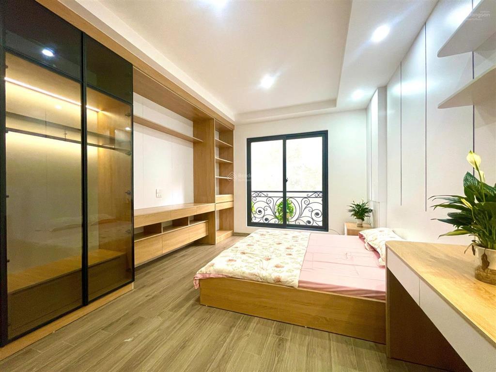 Hiếm! nhà sát phố cực đẹp 38m2x6t full nội thất, thang máy, có sân, ngõ thông phố hoàng quốc việt.