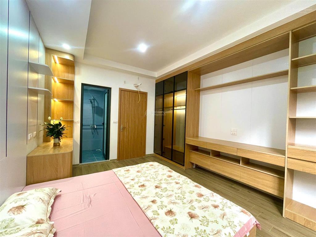 Hiếm! nhà sát phố cực đẹp 38m2x6t full nội thất, thang máy, có sân, ngõ thông phố hoàng quốc việt.