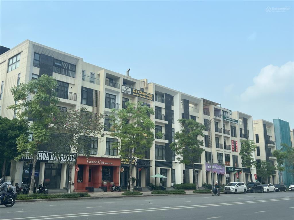 Chính chủ gửi bán nhanh căn liền kề kinh doanh tốt. đối diện là chung cư cao cấp, đông đúc