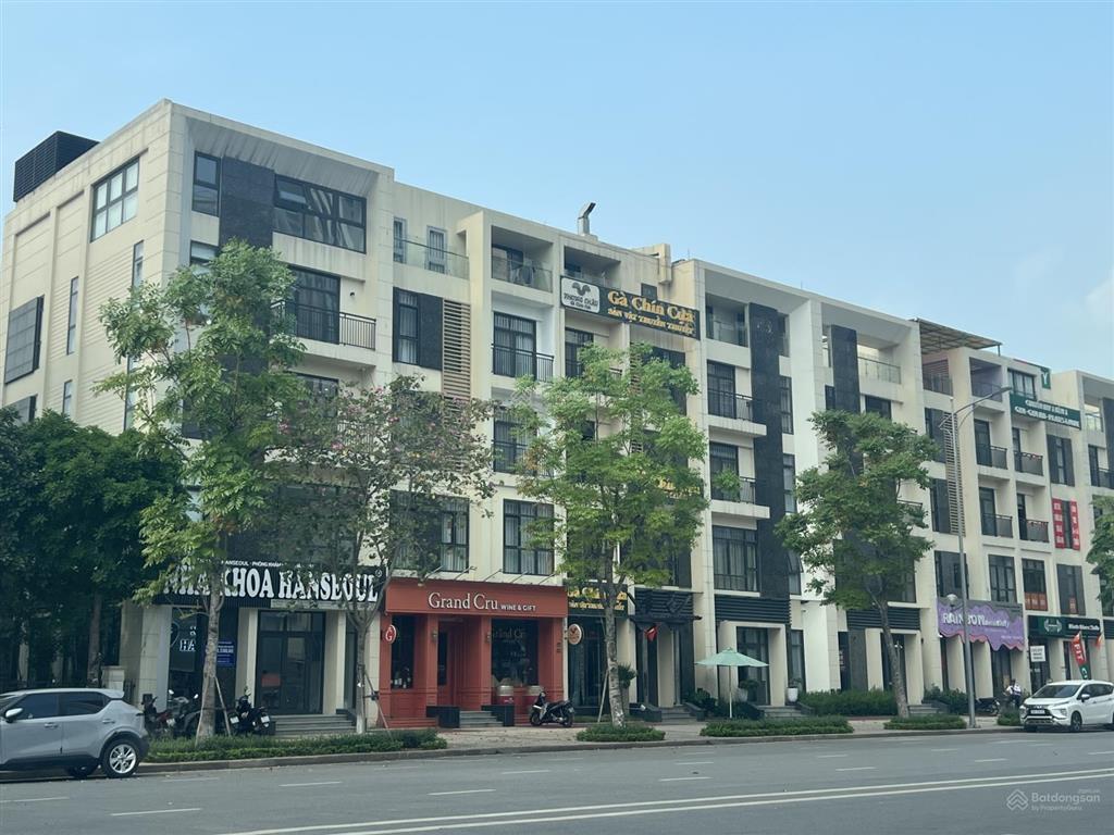 Chính chủ gửi bán nhanh căn liền kề kinh doanh tốt. đối diện là chung cư cao cấp, đông đúc