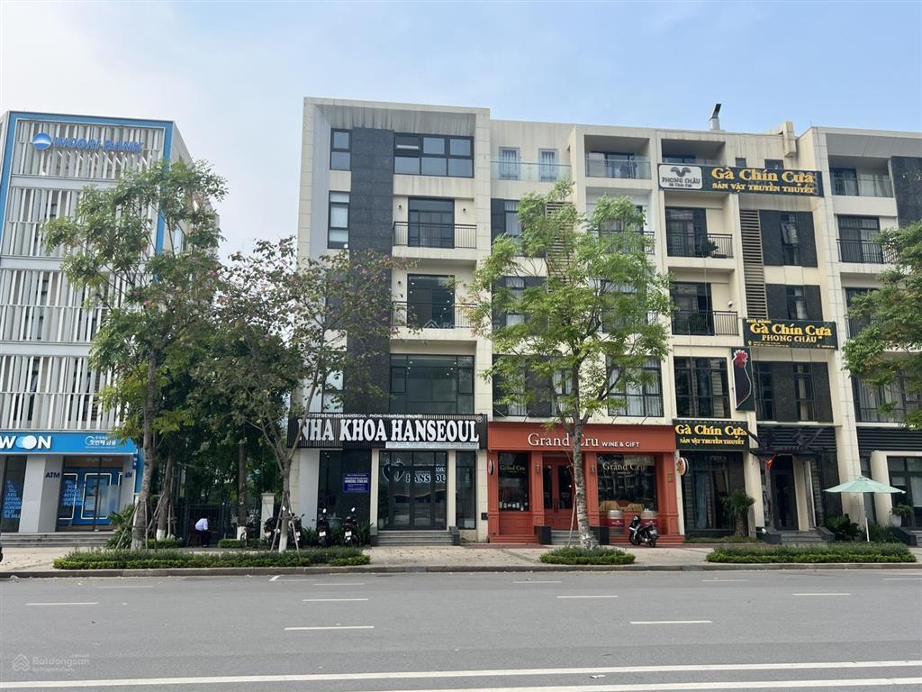 Chính chủ gửi bán nhanh căn liền kề kinh doanh tốt. đối diện là chung cư cao cấp, đông đúc