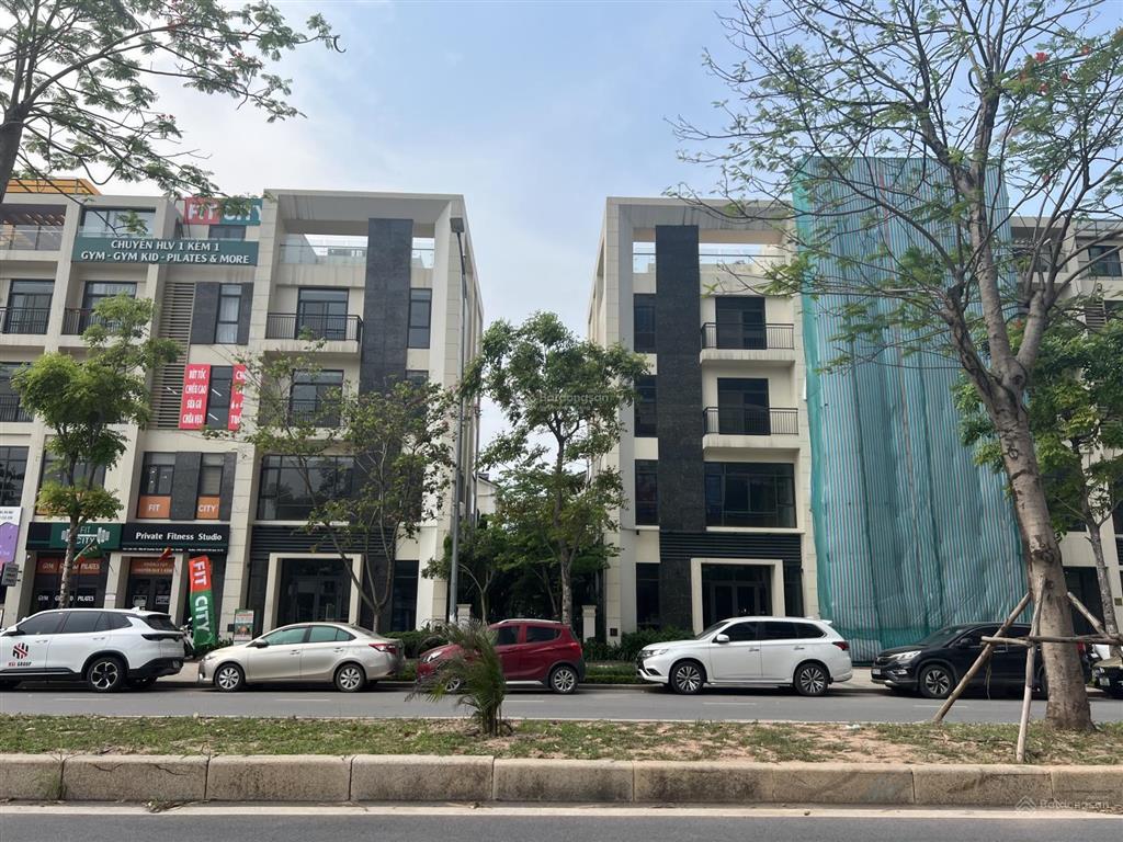 Chính chủ gửi bán nhanh căn liền kề kinh doanh tốt. đối diện là chung cư cao cấp, đông đúc