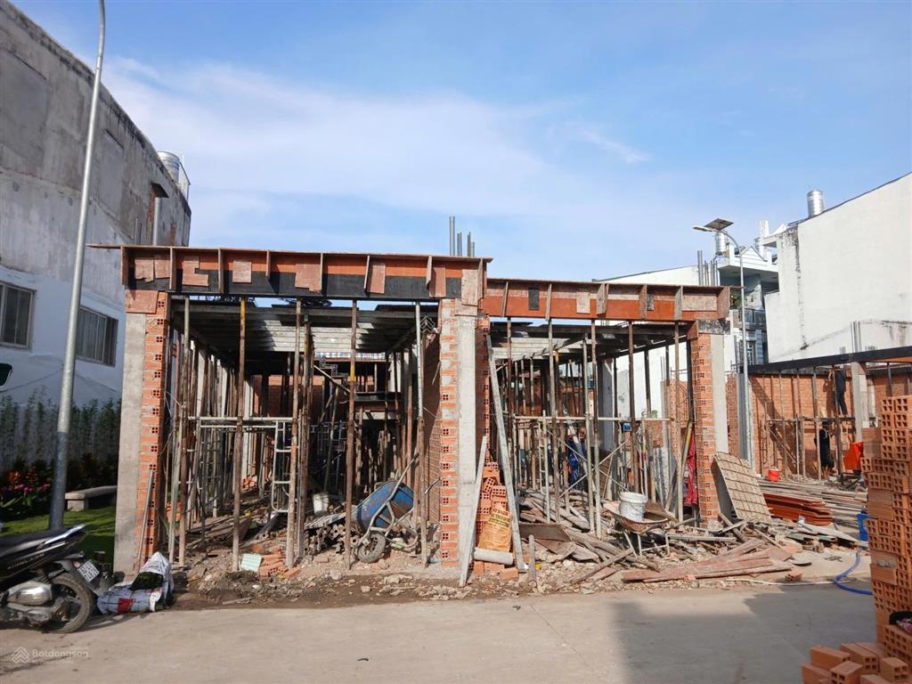 Nhà phố phú định đang xây gần cầu lò gốm, cách võ văn kiệt 100m