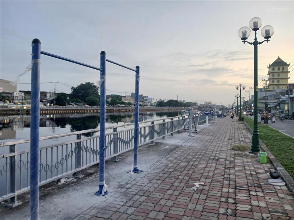 Nhà phố phú định đang xây gần cầu lò gốm, cách võ văn kiệt 100m