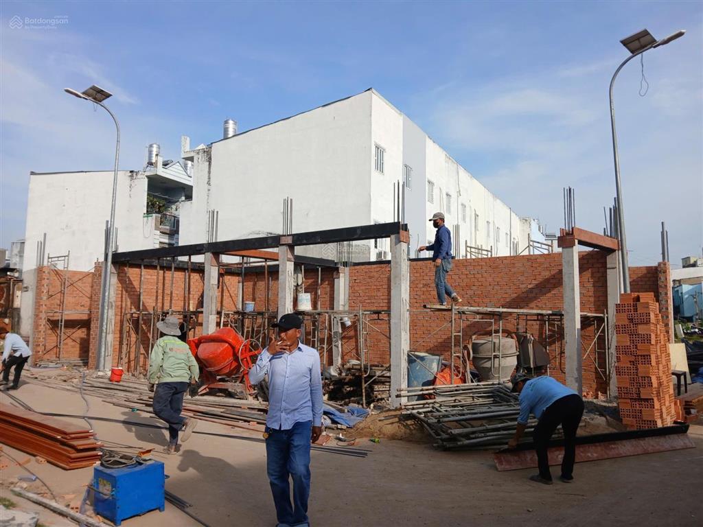 Nhà phố phú định đang xây gần cầu lò gốm, cách võ văn kiệt 100m