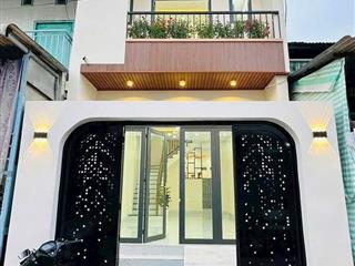 Bán gấp nhà 90m2 giá 2 tỷ 1, SHR ngay trung tâm Long An