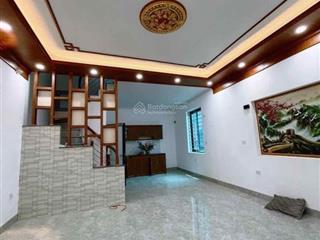 Bán gấp nhà âu cơ  ô tô đỗ cửa  3 tầng 4 ngủ đủ công năng. ngay chợ đầu mối kinh doanh sầm uất