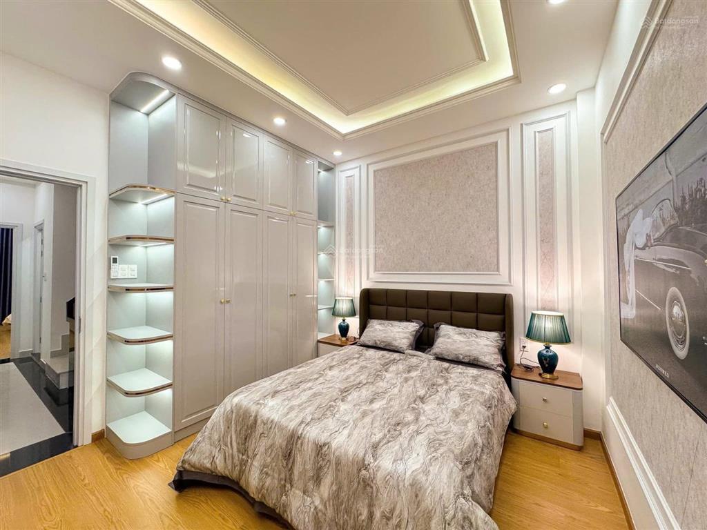 10,8 tỷ giảm mạnh còn 9,1 tỷ nhà 3 lầu sân thượng kdc lý phục man quận 7