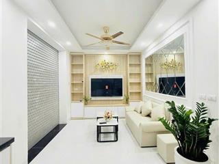 Cầu giấy  30m2  5 tầng  gần phố  nhà đẹp  ở ngay  full nội thất