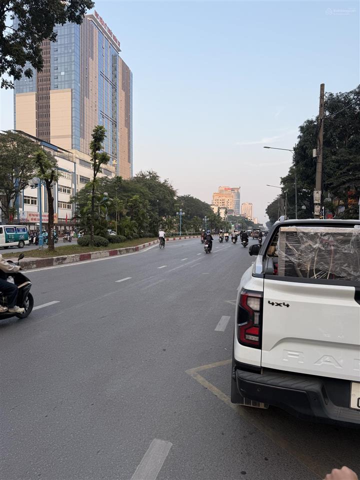 Mặt phố hoàng quốc việt, cầu giấy  vỉa hè rộng  kinh doanh mọi loại hình.
* 54 m2  5 tầng.