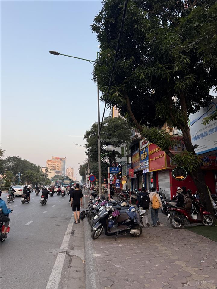 Mặt phố hoàng quốc việt, cầu giấy  vỉa hè rộng  kinh doanh mọi loại hình.
* 54 m2  5 tầng.