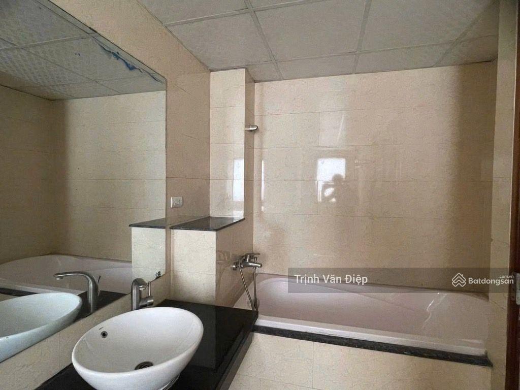 Bán nhà khu vườn đào  lạc long quân,lô góc 2 mặt đường, ô tô tránh có vỉa hè. 105m2, 5 tầng, 33 tỷ