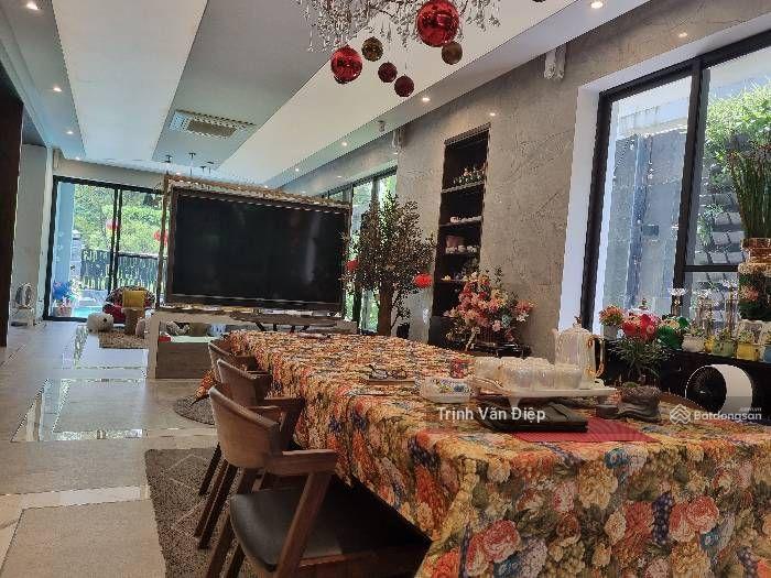 Bán nhà khu vườn đào  lạc long quân,lô góc 2 mặt đường, ô tô tránh có vỉa hè. 105m2, 5 tầng, 33 tỷ