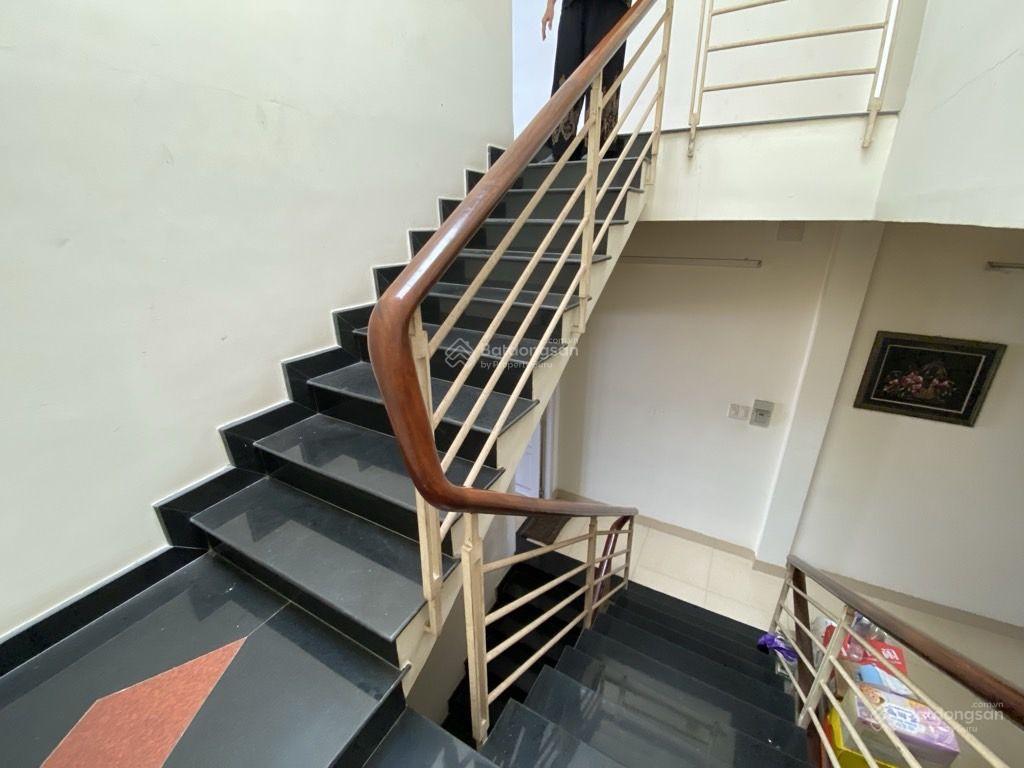 Nhà 3 tầng xe hơi quay đầu trung tâm nhà bè  gần 100m2  chỉ nhĩnh 7tỷ