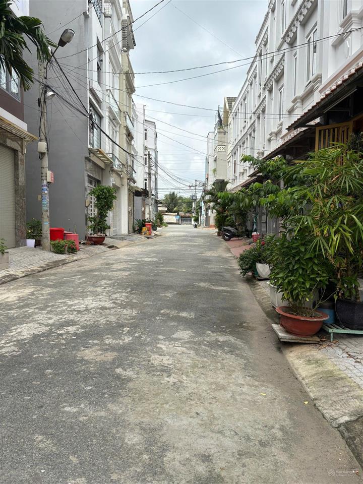 (cg 6,x tỷ) nhà 3 tầng đẹp ngay vòng xoay phú hữu quận 9 giáp q2