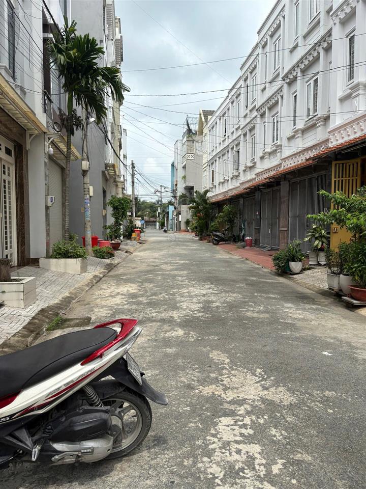 (cg 6,x tỷ) nhà 3 tầng đẹp ngay vòng xoay phú hữu quận 9 giáp q2