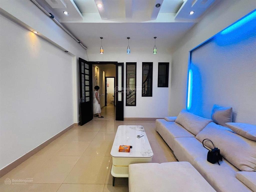 Bán nhà mặt ngõ to trung kính phân lô vip cầu giấy oto qua nhà cực gần phố nhà dân xây.