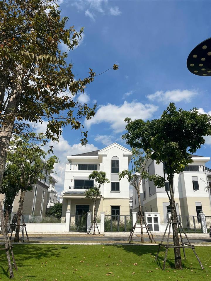 Cắt lỗ căn btsl 10x20m vị trí có 102, 9 tỷ bao chi phí sang tên.  em ngọc dung 0931 556 ***