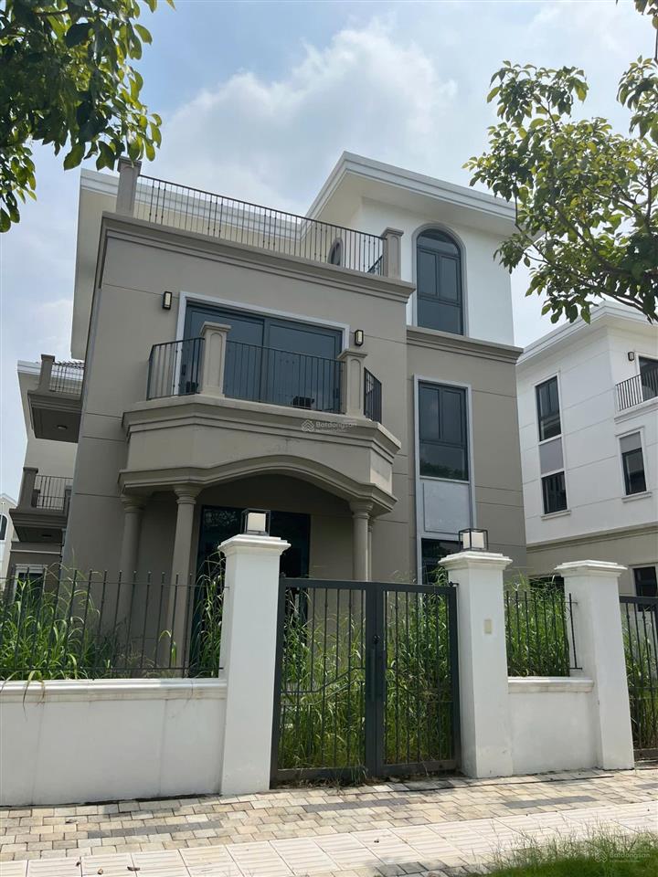 Cắt lỗ căn btsl 10x20m vị trí có 102, 9 tỷ bao chi phí sang tên.  em ngọc dung 0931 556 ***