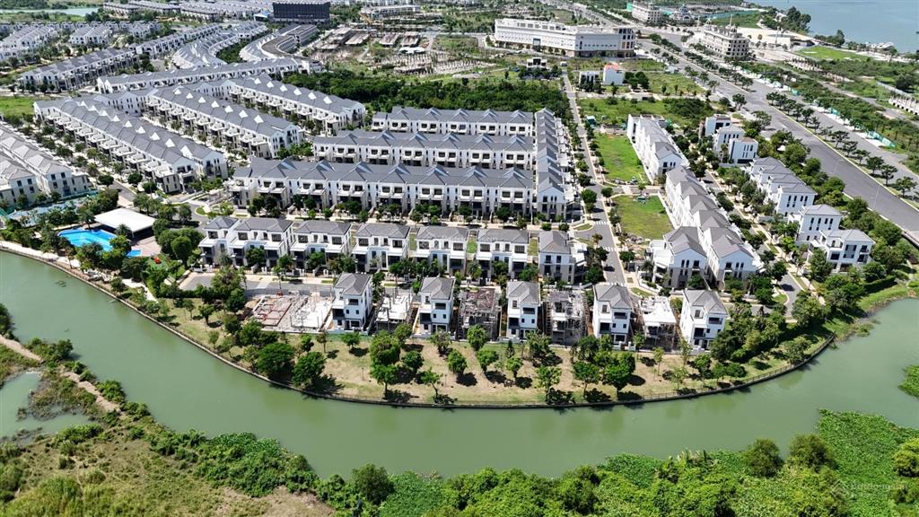 Biệt thự đơn lập sông tự nhiên 400m2, chỉ 25 tỷ, vào tiền nhẹ.  0931 556 ***
