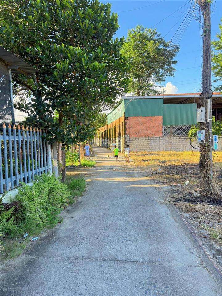 Diên lạc(diên hoà cũ) vị trí cực đẹp đối diện cây xăng hưng thịnh dt 92,2m2 ngang 5m full thổ