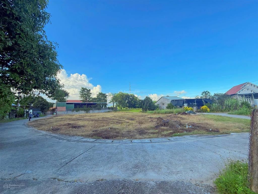 Diên lạc(diên hoà cũ) vị trí cực đẹp đối diện cây xăng hưng thịnh dt 92,2m2 ngang 5m full thổ