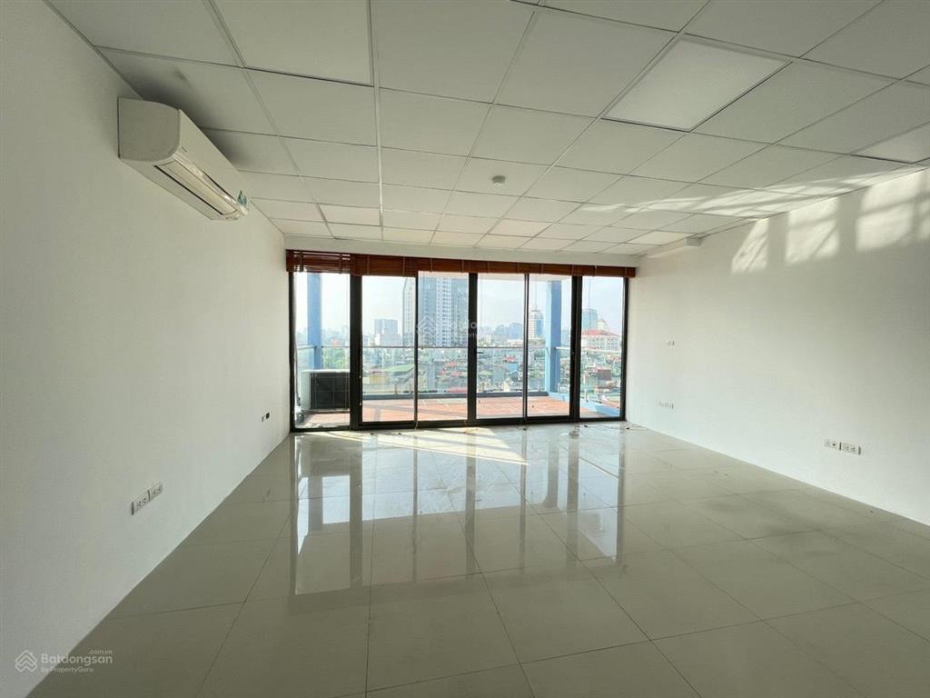 Sang nhượng văn phòng 45m2 vuông vắn tại mặt phố kim mã
