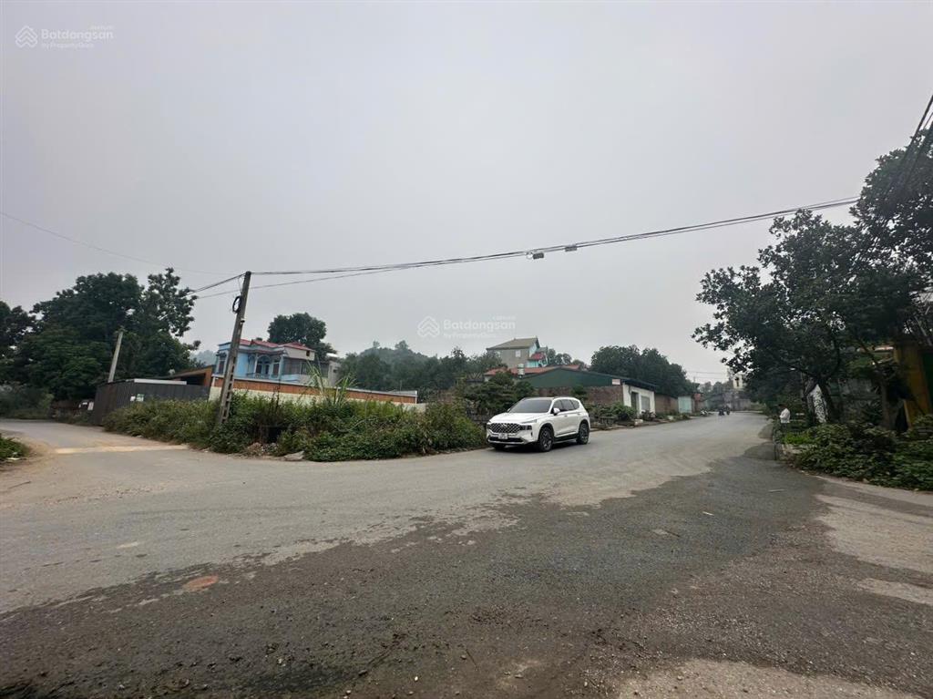 Chính chủ gửi bán lô đất trục chính liên bão  tiên du. đường xe tải chạy vi vu