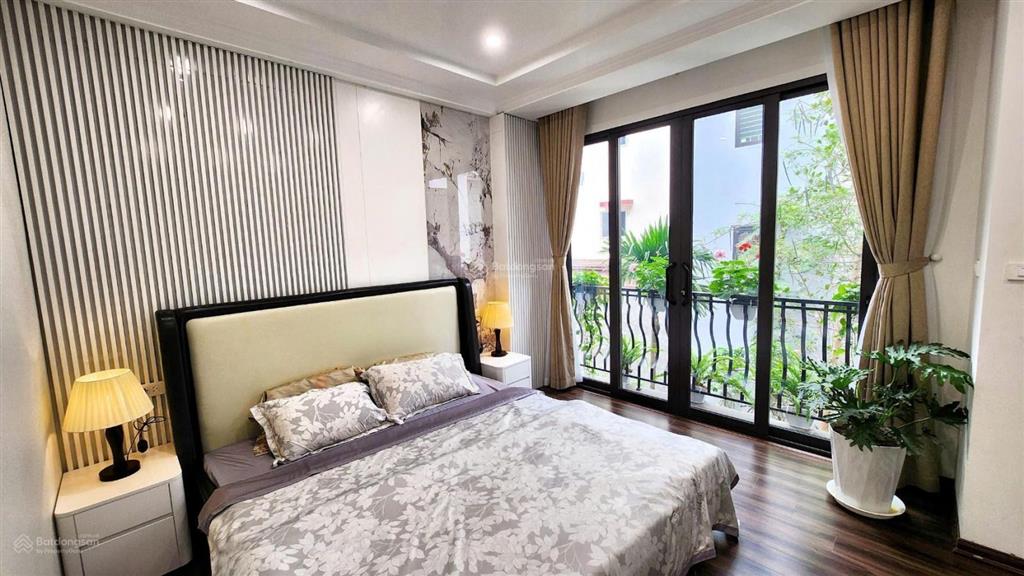 Bán nhà đẹp lô góc 3 mặt thoáng 5 phòng ngủ gần phố nguyễn văn cừ ở sướng!