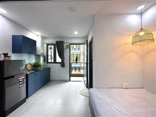 Căn hộ dịch vụ full nội thất có ban công diện tích 30m2 có thang máy hầm xe