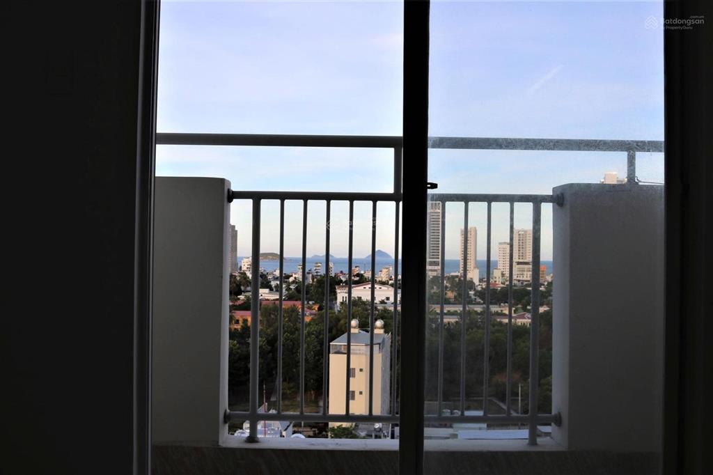 Chính chủ cần bán căn hộ view biển, giá rẻ.