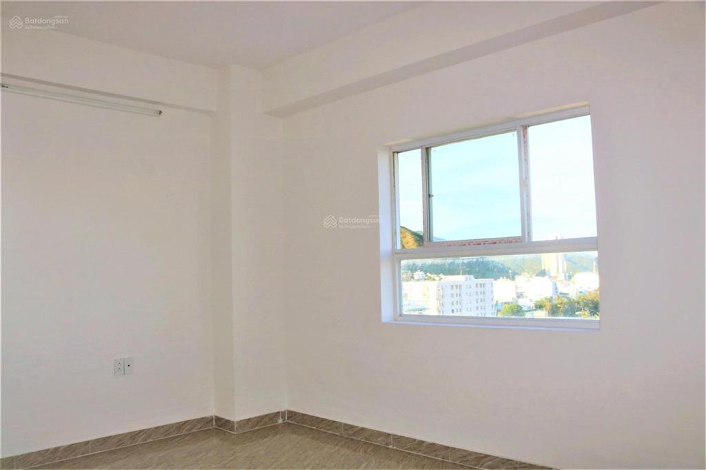 Chính chủ cần bán căn hộ view biển, giá rẻ.