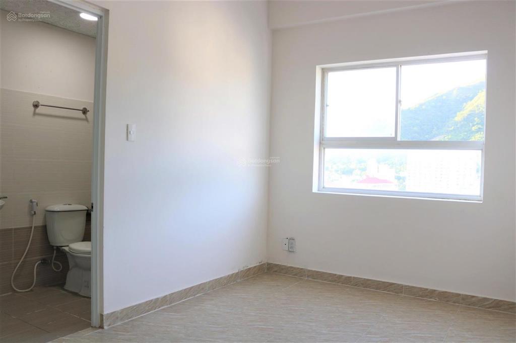 Chính chủ cần bán căn hộ view biển, giá rẻ.