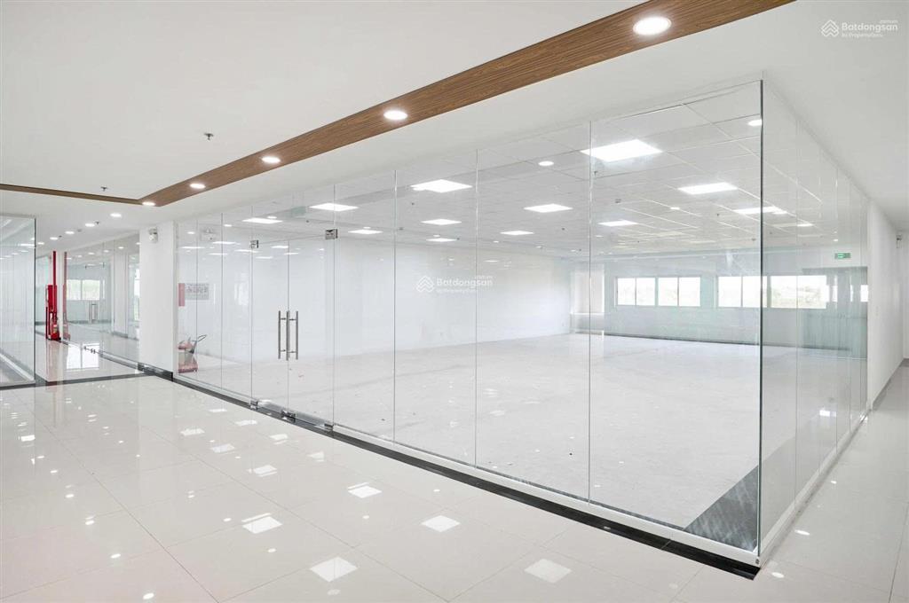Ngay góc ngã 4 nguyễn tri phương vòng xoay ngô gia tự quận 10