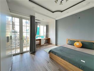 Cho thuê 2 phòng ngủ siêu rộng ngay trung tâm quận 4 sát bên quận 1