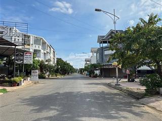 Chỉ nhỉnh 2tỷ. chủ cắt lỗ lô 140m2 ngay tthc, gần chợ, trường học. dân cư đông, shr công chứng liền