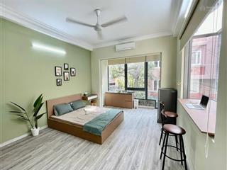 Cho thuê 5 phòng ban công 30m2 đường nguyễn gia trí q. bt sát đh hutech uef hiu uth.  0772 982 ***