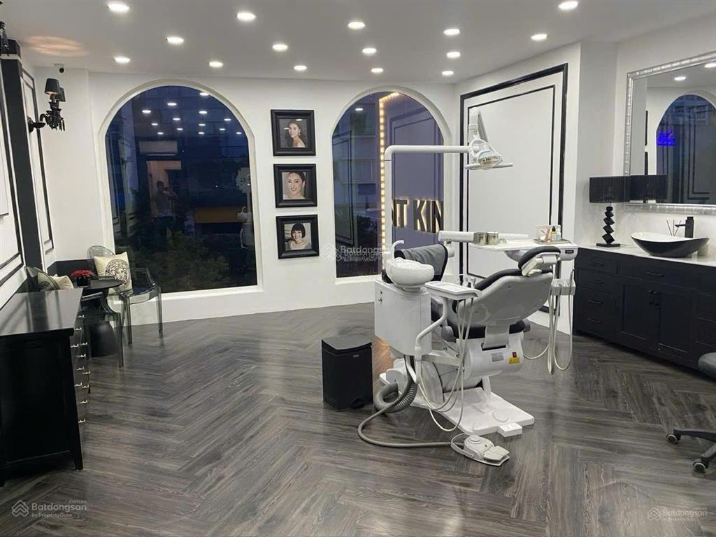 Mặt tiền nguyễn văn trỗi. 5 tầng 6.2 x21m. cực phẩm 36 tỷ. hdt 77 triệu. độc nhất thị trường