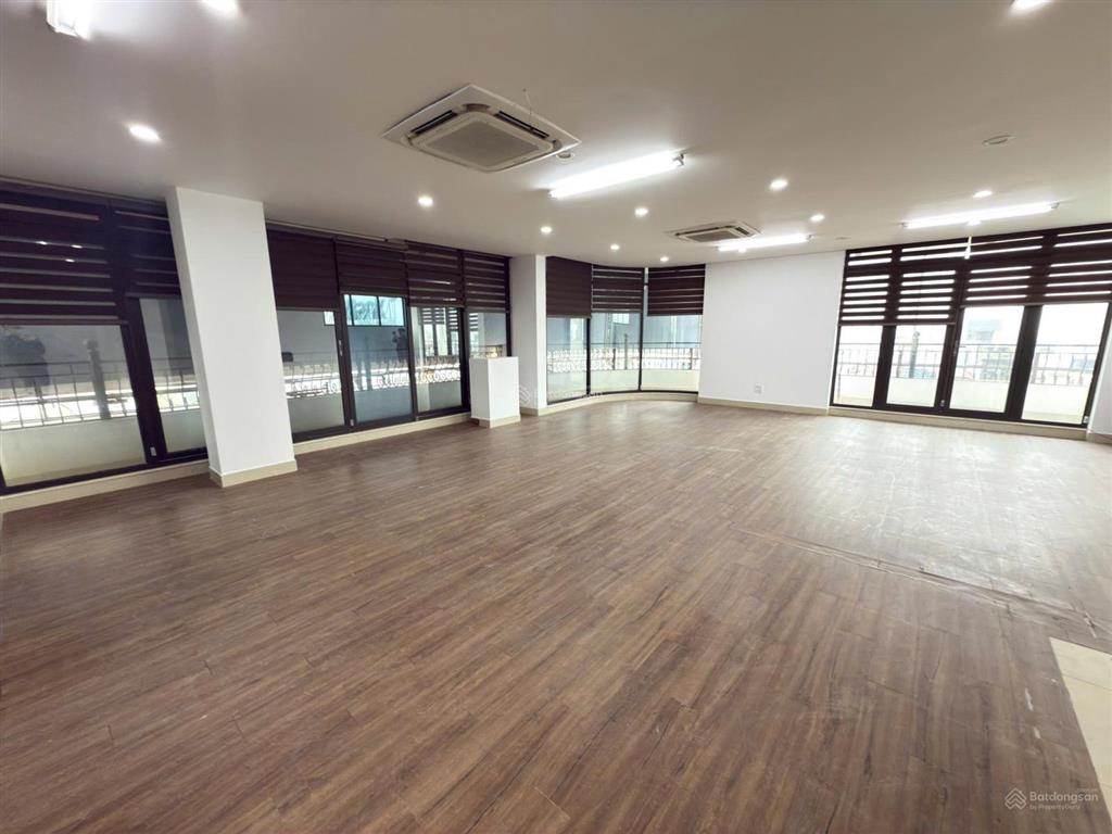 Sàn văn phòng đẹp cách mạng tháng tám, quận 3. đa dạng dt 210m2 giá 39tr/th. tell 0919 167 ***