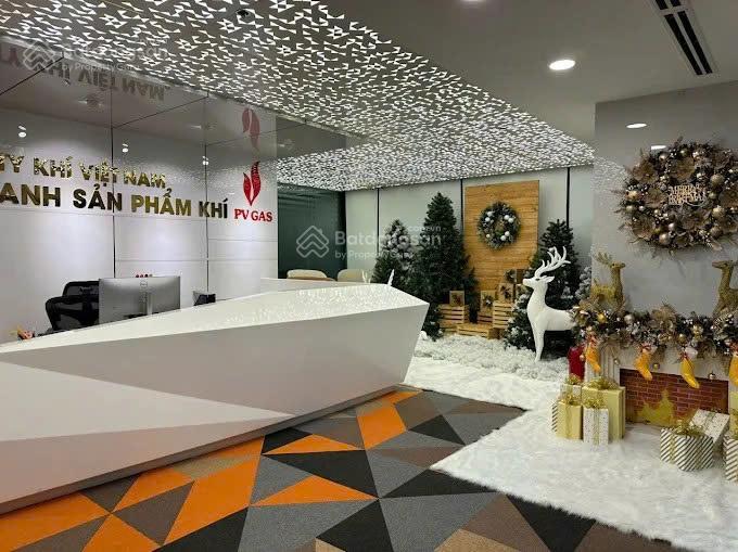 Vị trí gần sân bay ! mặt tiền phổ quang, tân bình. 15x30m, trệt 3 lầu. giá cho thuê 90 triệu!