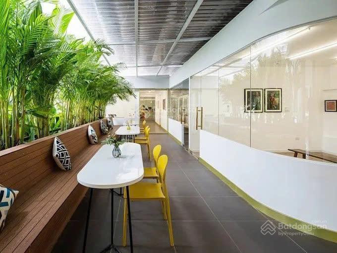 Vị trí gần sân bay ! mặt tiền phổ quang, tân bình. 15x30m, trệt 3 lầu. giá cho thuê 90 triệu!