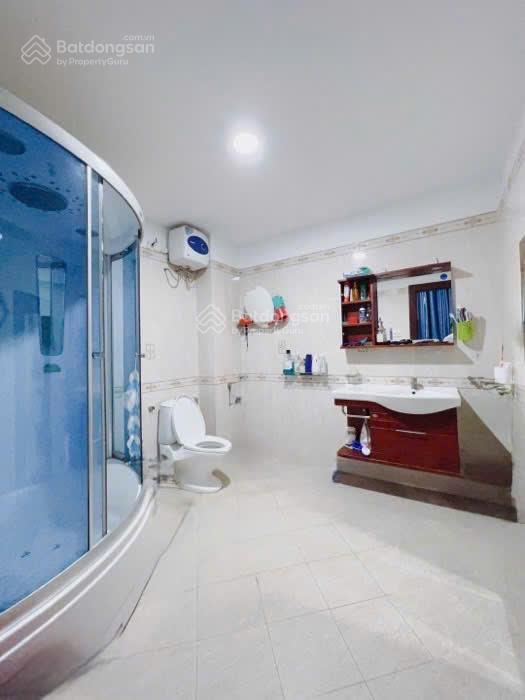 Nhà đẹp 5 tầng hẻm 8m sát mặt tiền 3/2 ngang khủng 7m q10. giá 28.8 tỷ.