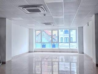Toà nhà mặt phố trương công giai  thang máy  hầm để xe  vỉa hè rộng.