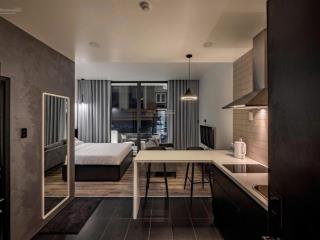 Industrial designstudio tone màu đen cửa sổ lớn đón gió