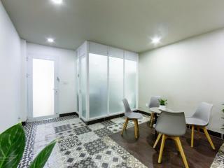 Bán nhà 2 mặt tiền q1 hxh 5 tầng dt 90m² giá tốt