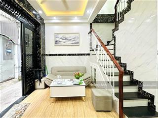 3.x tỷ  huỳnh văn bánh, phú nhuận  4 tầng  tặng full nội thất  hẻm 2m cách 30m ra xe tải tránh.