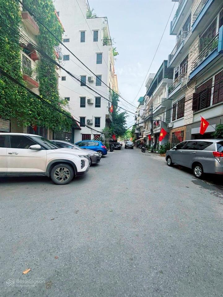 Lạc giữa quận ba đình, có một căn biệt thự nằm yên bình trên diện tích 300m2, mặt tiền 12.5m, 50tỷ