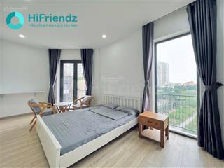 Căn hộ studio sang trọng ban công nhìn toàn cảnh thành phố rất đẹp về đêm