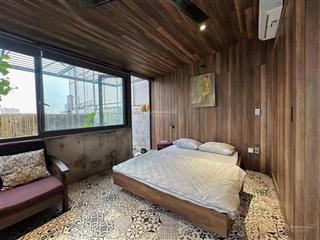Cho thuê penthouse đầy đủ nội thất phong cách màu gỗ  châu âu, máy giặt riêng, bồn tắm, thang máy